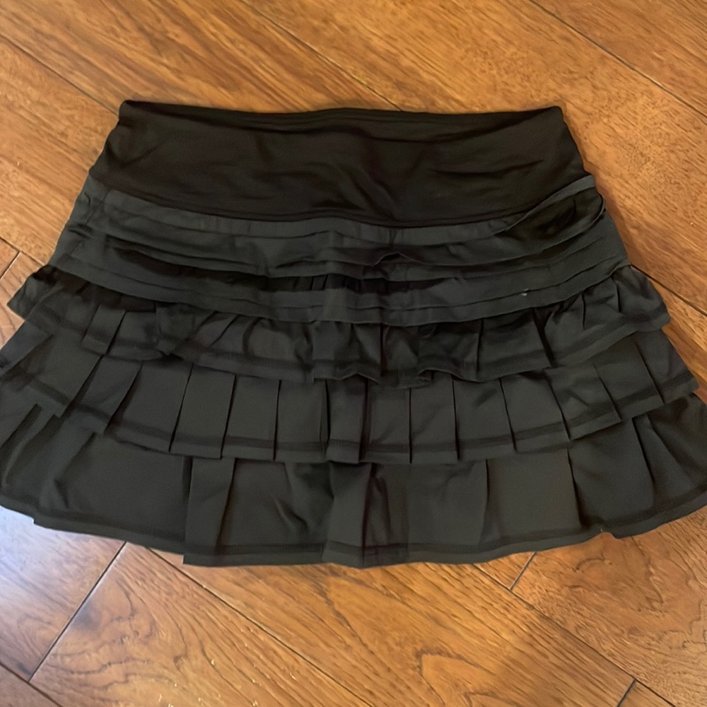 LULULEMON BLACK RUFFLED SKIRT
